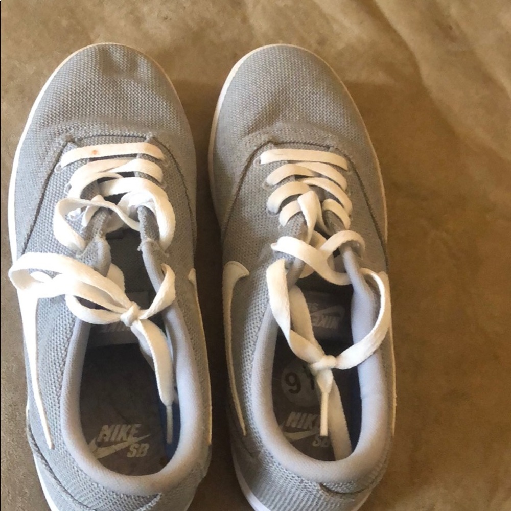 Tennis shoes